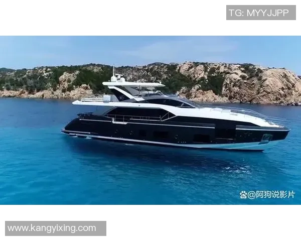足球明星的奢华小型游艇探秘与海上生活体验分享